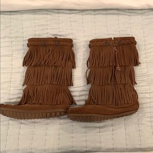 Minnetonka girls 3-layer fringe boots size 13